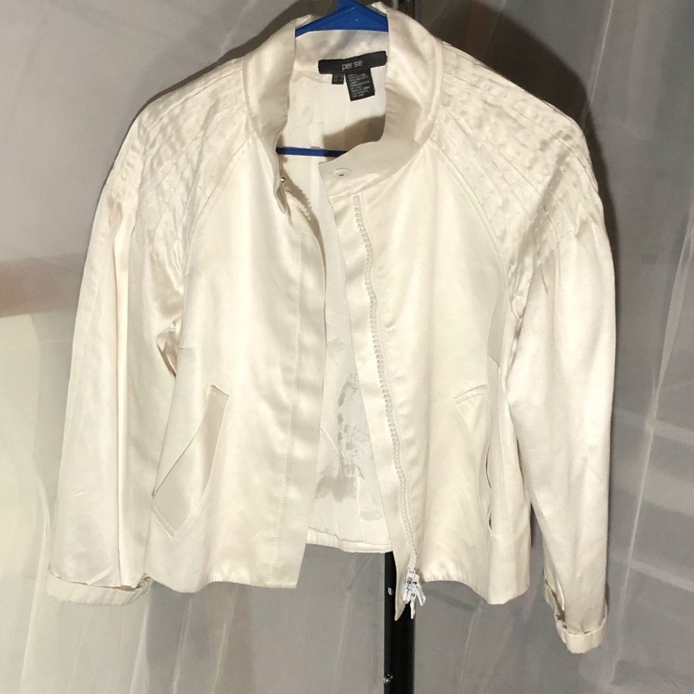 White 3/4 sleeve jacket